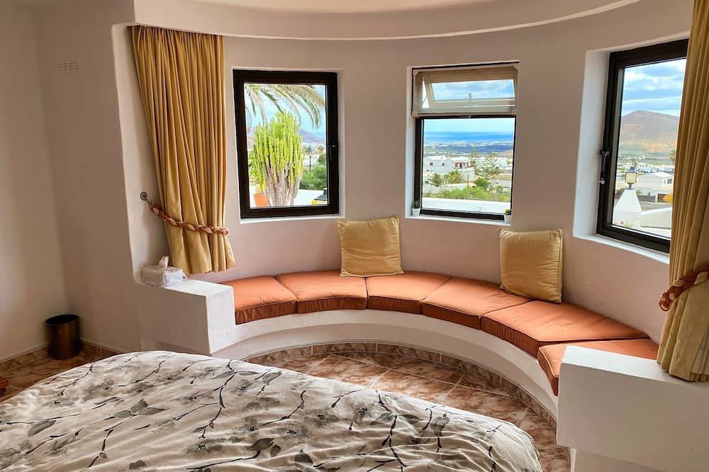 Spectacular rental home - Ocean and mountain view. Heated pool. Sleeps 6 in Nazaret, Teguise