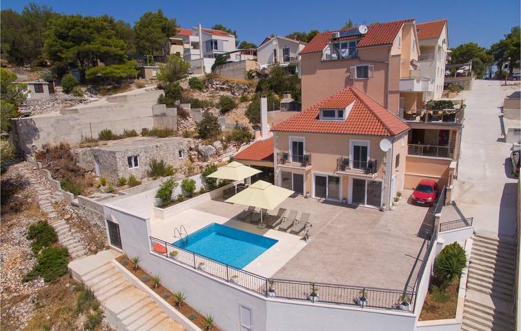 Charmantes Apartment, 2 km vom Strand entfernt: Geräumiges Apartment mit Pool und Terrasse in Milna, Brac
