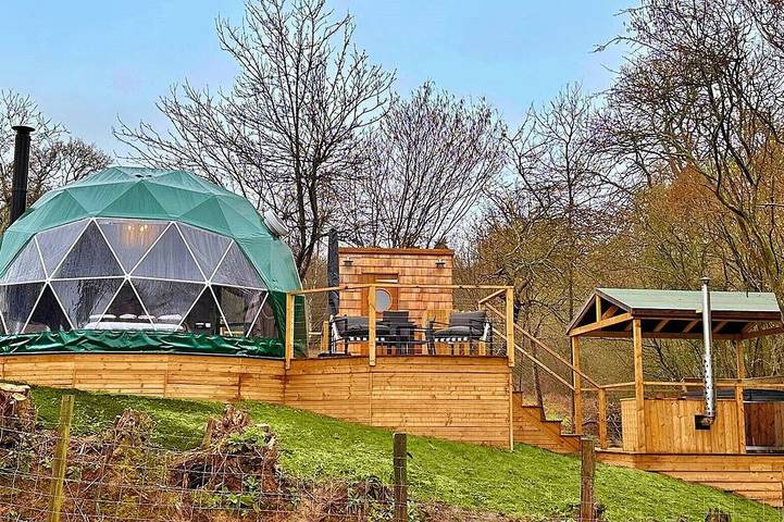 Chalet for 4 people, with terrace and garden as well as hot tub in Kent