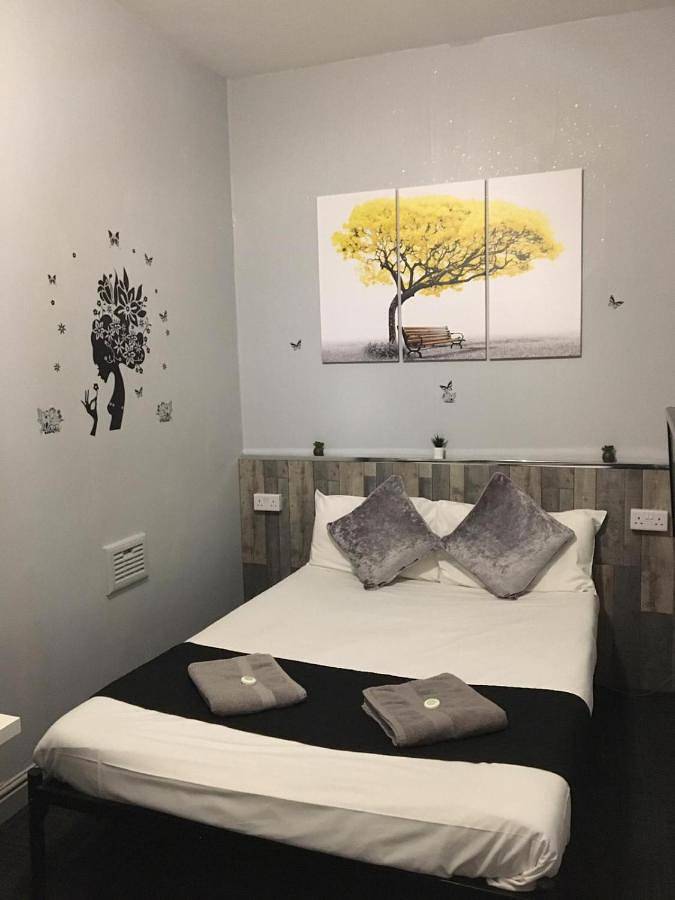 Bed and breakfast for 3 people, with Garden in Manchester