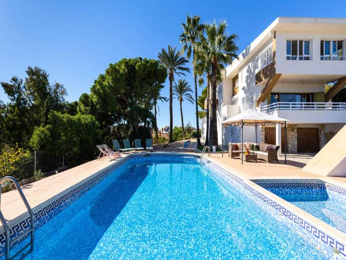 Location de vacances pour 16 personnes, avec balcon ainsi que jardin et piscine, adapté aux familles à Alicante