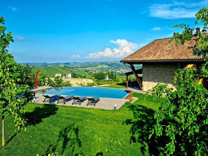 B&b per 4 persone, con Balcone e Terrazza nonché Giardino e Piscina per bambini in Langhe