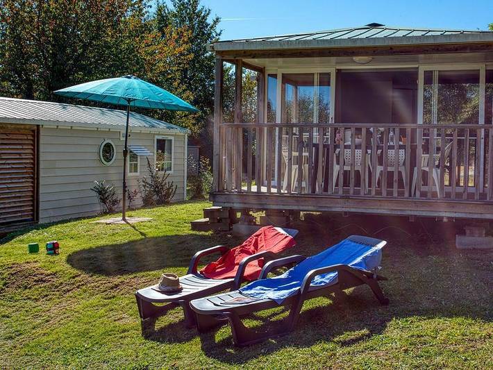 Camping Brin d'amour - Mobilhome 4 personnes - Mobile-Home Ohara, Vue Imprenable Sur La Piscine Et La Vallee in Les Eyzies, Périgord Noir