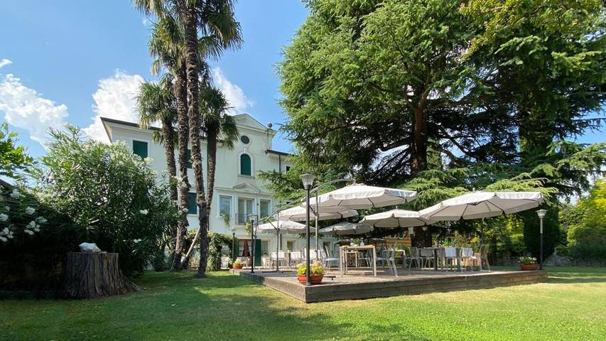 Hôtel pour 2 personnes, avec Terrasse ainsi que Jardin et Vue à Caneva (Italie)