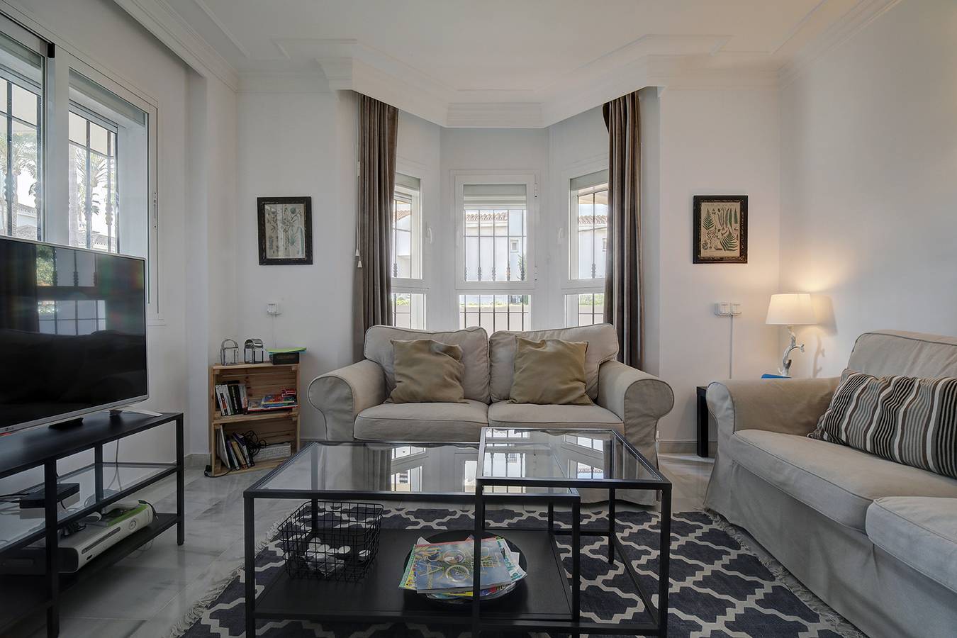 Entire apartment, Apartment 'Beautiful Newly Renovated 3 Bedroom' with Mountain View, Wi-Fi and Air Conditioning in Nueva Andalucia Golf Valley, Marbella