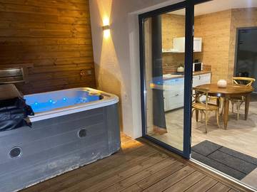 Maison de campagne pour 2 personnes, avec terrasse et jacuzzi, animaux acceptés à Rochesson