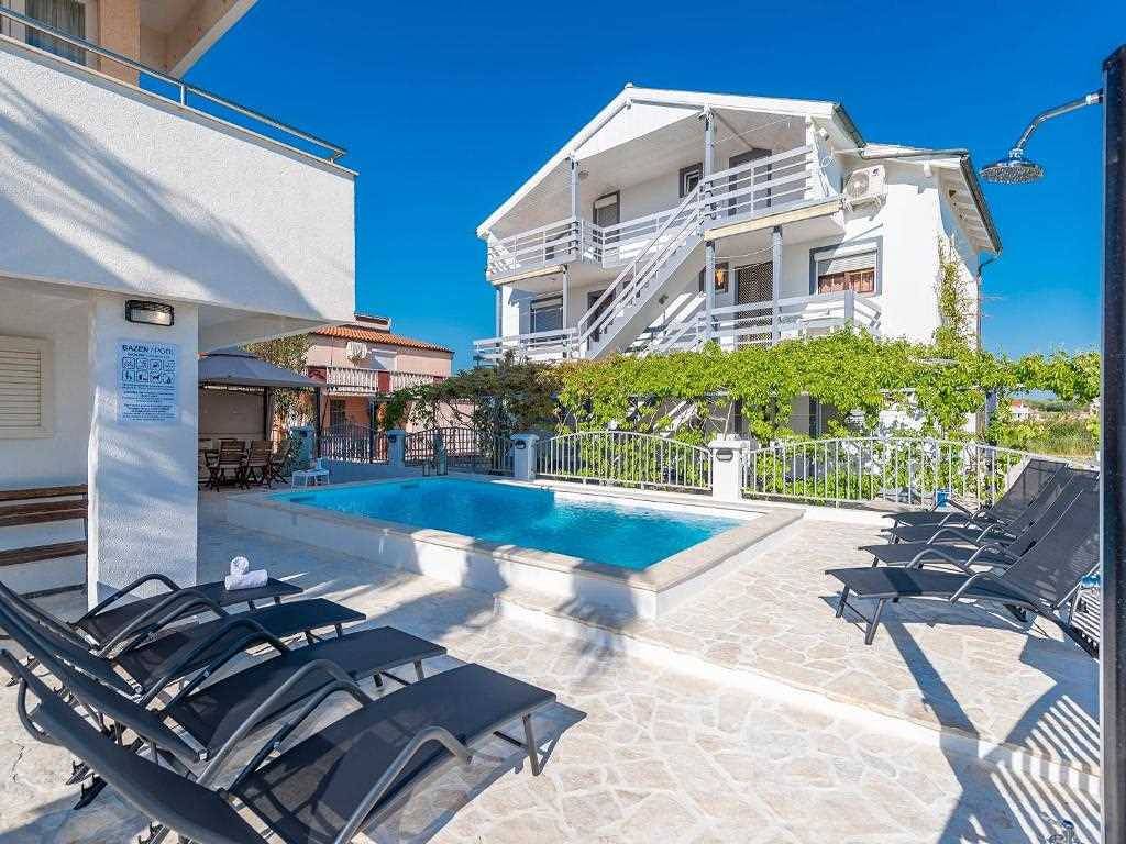 Villa mit Pool | 150 m vom Strand |  für 8-10 Personen in Privlaka, Zadar