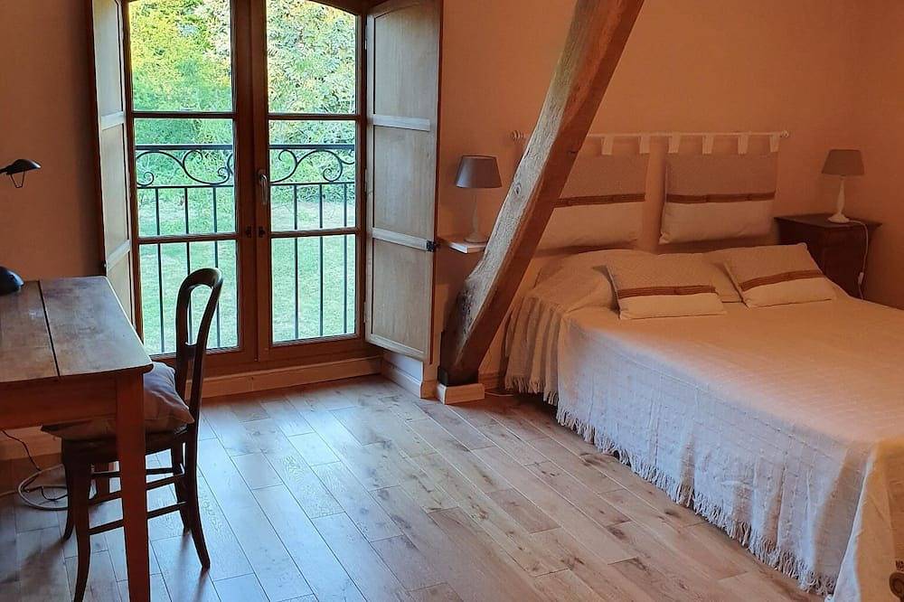 Large, comfortable house in a green setting (sleeps 12) in Bétête, Guéret region