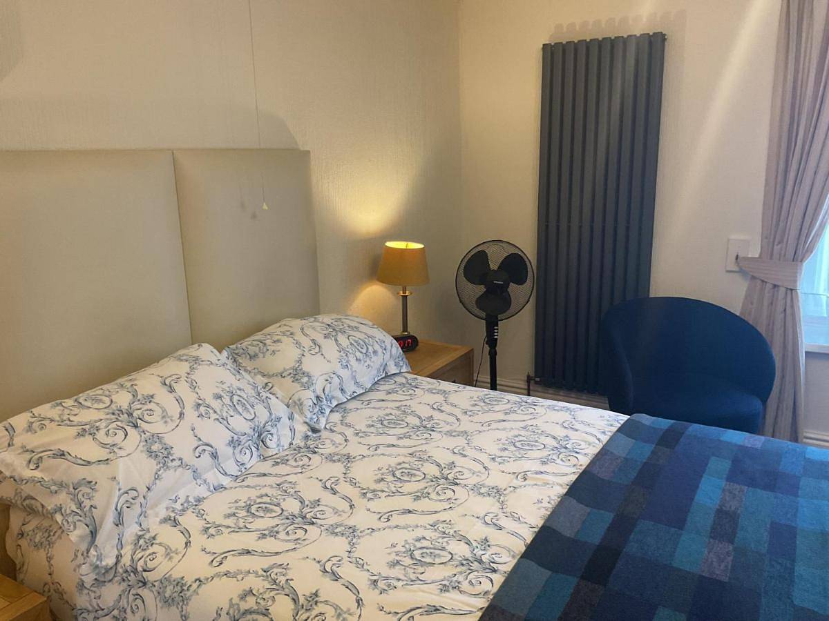 Ensuite Twin Room in Dolgellau, Snowdonia