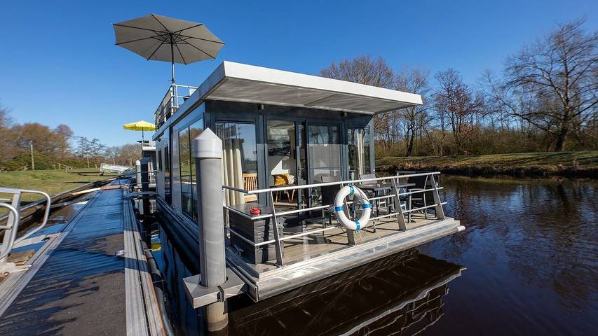 Ferienhaus für 4 Personen, mit Seeblick und Terrasse sowie Sauna und Pool in Bad Bederkesa