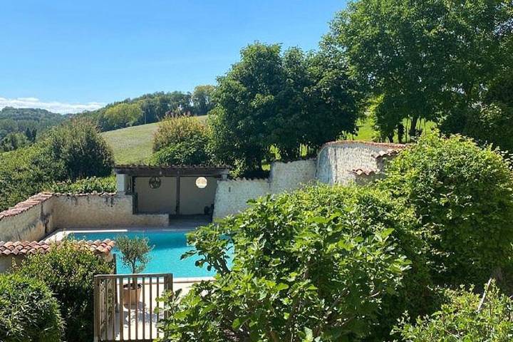 Location de vacances pour 5 personnes, avec vue ainsi que piscine et jardin, animaux acceptés à Salles-Lavalette - 2
