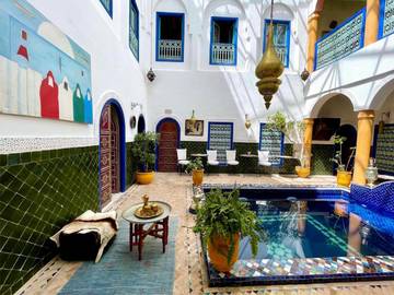 Chambre d’hôte pour 21 personnes, avec vue et piscine ainsi que jardin et sauna, adapté aux familles à Marrakech