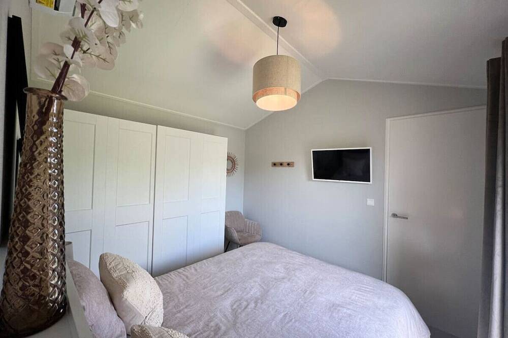 Geheel appartement, New- Waterhouse Linada, on a lake near Amsterdam in Vinkeveen, Groene Hart