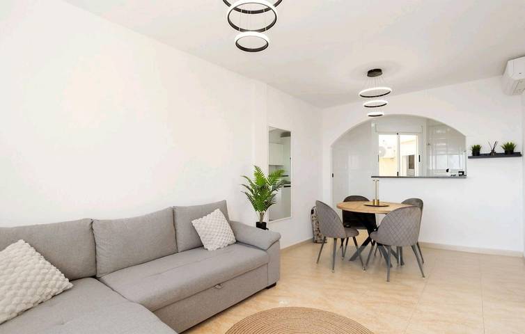 Apartamento vacacional entero, Apartamento moderno con piscina y terraza a 2 km de Playa Punta Prima in Orihuela, Costa Blanca