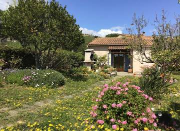 Gîte pour 4 personnes, avec terrasse et jardin à Afa