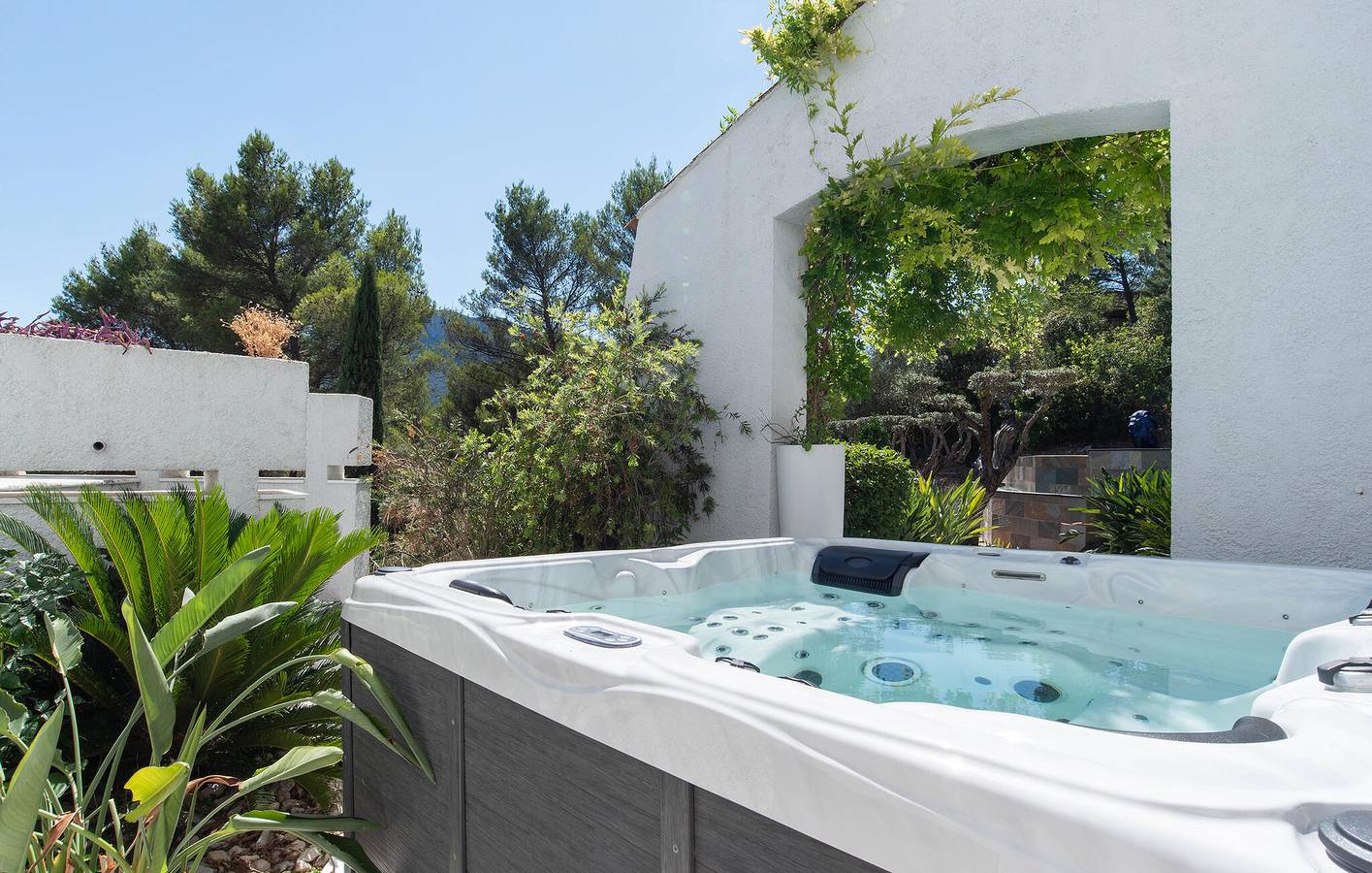 Cozy Apt with Pool, Terrace & WiFi near Solliès-Pont in Solliès-Ville, Toulon region