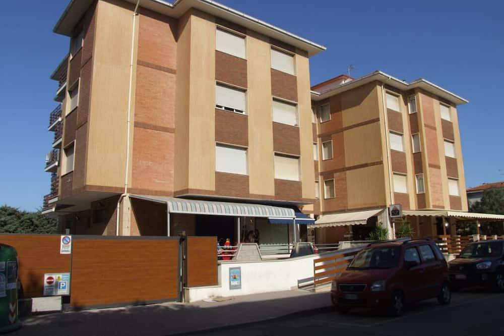 Entire apartment, Nautilus 3+2 - One Bedroom Apartment, Sleeps 5 in Marina di Castagneto Carducci, Etruscan Coast