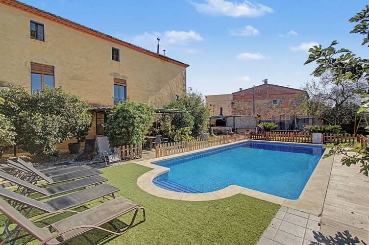 Casa Rural Can Padrosa – Historische Masía mit Pool, Garten & Platz für 11 Gäste in Riumors, Oberampurien