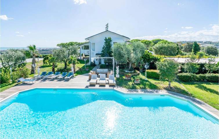 Casa vacanza per 25 persone, con giardino e piscina nonché idromassaggio a San Costanzo