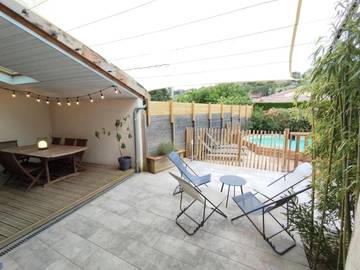 Location de vacances pour 12 personnes, avec vue ainsi que piscine et jardin à Les Ollières-sur-Eyrieux