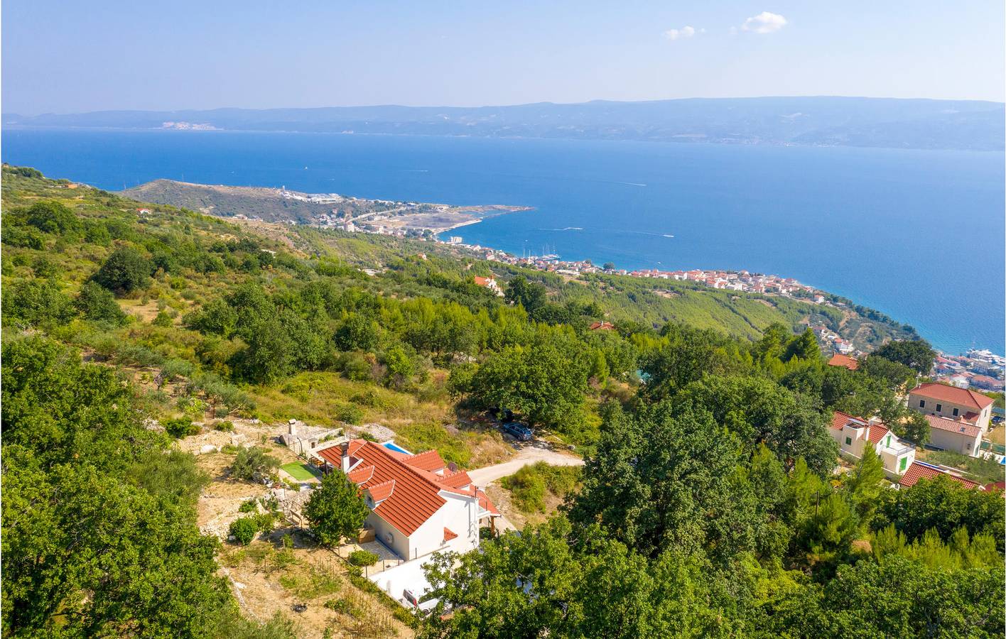 Geräumiges Apartment, 1 km vom Strand entfernt: mit Pool, WLAN und Terrasse in Jesenice, Split-Dalmatien