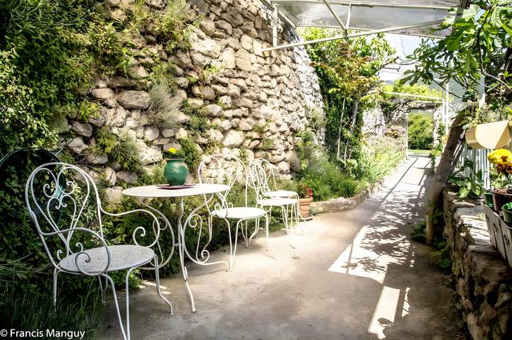 Chambre 'Tournesol' avec vue sur la montagne, terrasse partagée et Wi-Fi in Montbrun-les-Bains, Région de nyons