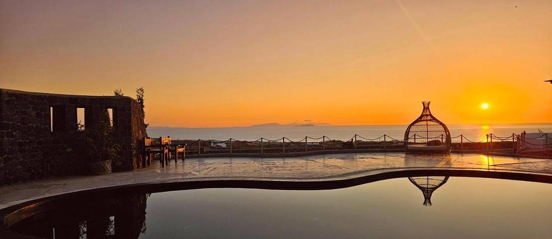 Apartahotel para 4 personas, con vistas además de piscina y jardín, Se admiten mascotas en Santorini