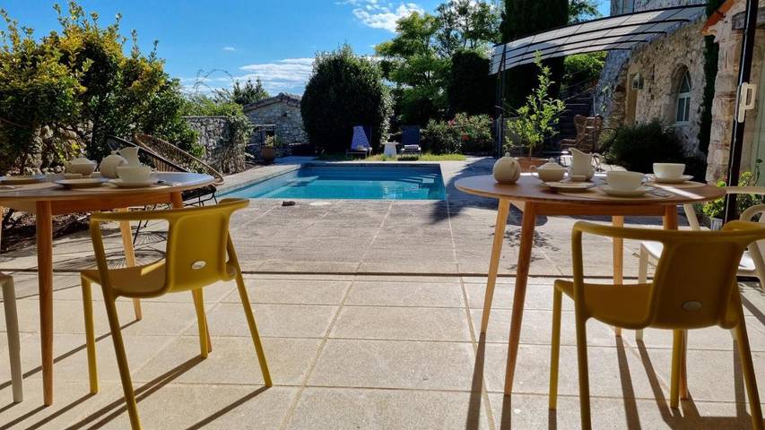 Location de vacances pour 2 personnes, avec piscine et jardin ainsi que vue et terrasse à Valaurie - 2