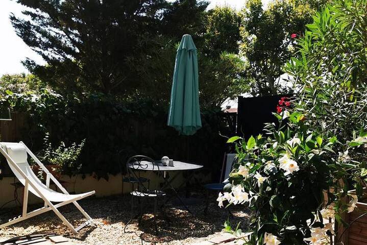 Gîte pour 2 personnes, avec terrasse dans Salin-de-Giraud