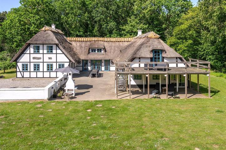 Ferieudlejning for 16 personer, med sauna og terrasse samt jacuzzi på Langeland