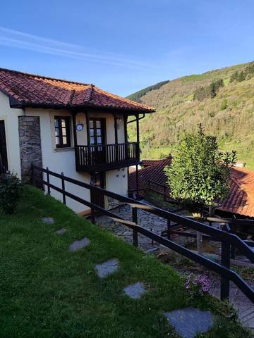 Casa rural para 7 personas, con balcón y vistas en Cangas del Narcea
