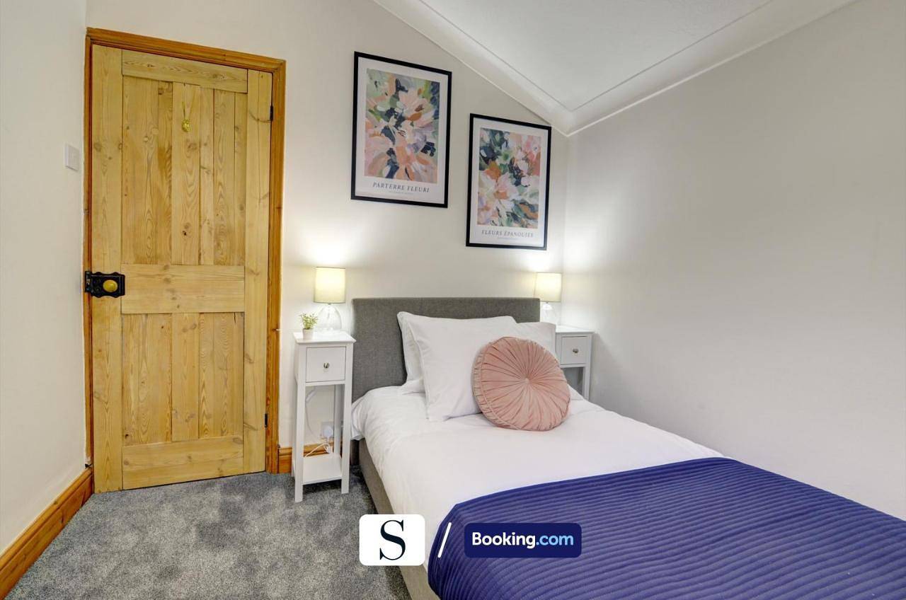 The Dudley Villa an executive calm House By Silva Short Lets & Serviced Accommodation Dudley With Free Parking & Parking in Bedford