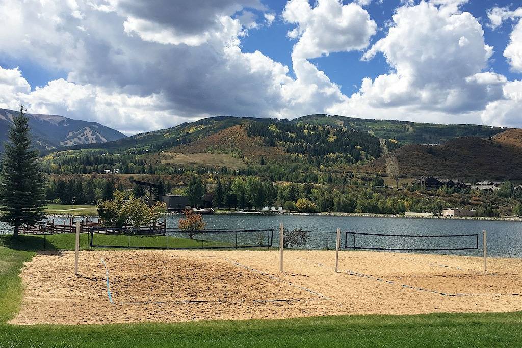 Ganze Wohnung, Modern condo steps to gondola & lake w/ view & patio - in heart of everything in Avon, Beaver Creek
