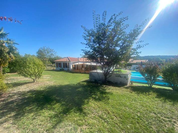 Location de vacances pour 8 personnes, avec piscine ainsi que jardin et vue à Champagne-et-Fontaine - 2