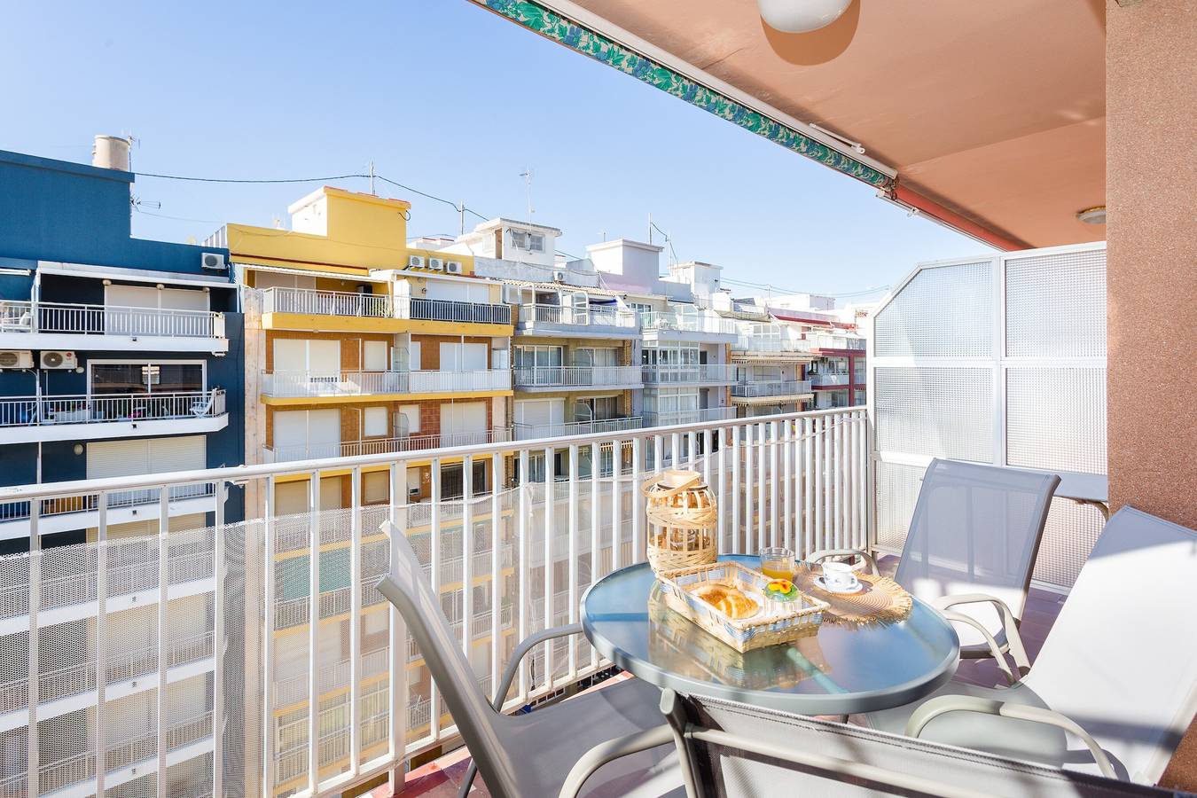 Apartamento entero, Apartamento 'Palmera Beach House' con vistas al mar, terraza privada y Wi-Fi in Cullera, Costa de Valencia