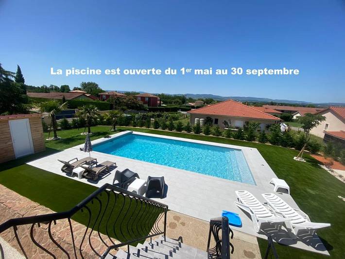 Cottage pour 2 personnes, avec terrasse ainsi que piscine et jardin dans Grièges