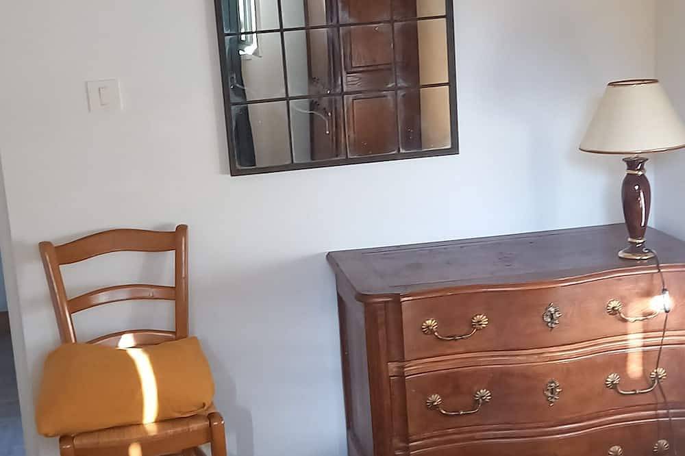 Bedroom and bathroom with summer kitchen, 12-minute walk to beach in Bormes-les-Mimosas, Toulon region