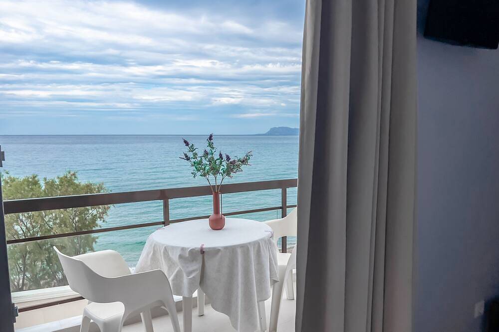 Appartement entier, Incroyable studio de vue sur la mer avec une vue imprenable sur Chania et les montons blancs de Crète in Agia Marina, Région de la Canée