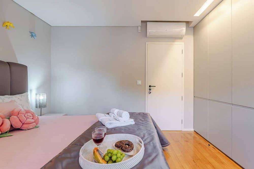 Hostwise - Modern Comfort & Shared Pool in Paredes in Paredes, Distrito de Porto