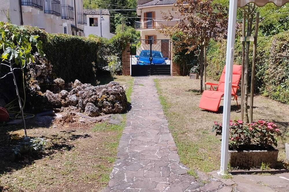 Three Bedroom House With Garden in Introdacqua, Provincia de L'Aquila