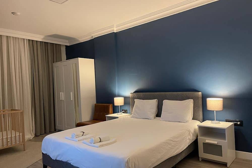 Entire apartment, Spacious in Central; Beaches 500meters, 3Bedrooms + 1Living Room in Antalya, Antalya Province