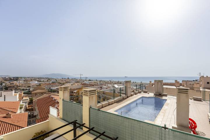 Appartement entier, Appartement 'Piso Para Grupos Cerca Del Mar' avec piscine partagée, Wi-Fi et climatisation in Garrucha, Cordillera Penibética
