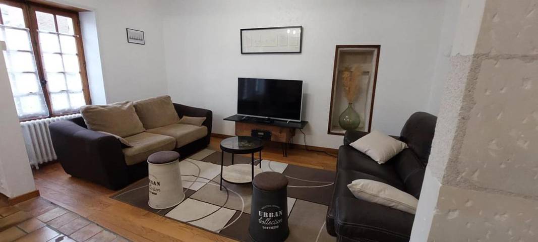 Location de vacances pour 8 personnes, avec Terrasse ainsi que Jardin et Vue à Chambon