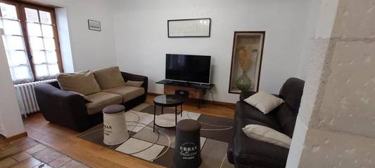 Gîte pour 8 personnes, avec vue et jardin, animaux acceptés à Chambon