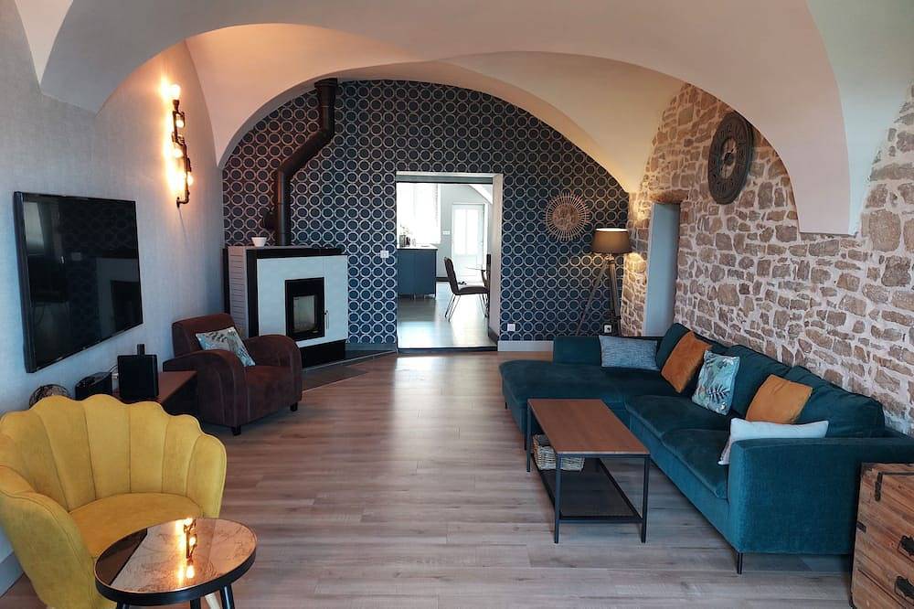 Entire apartment, Spacious Apartment**** Balcony, Terrace, Garden, Parking + Charging Station, Air Conditioning in Montaigu (Jura), Jura