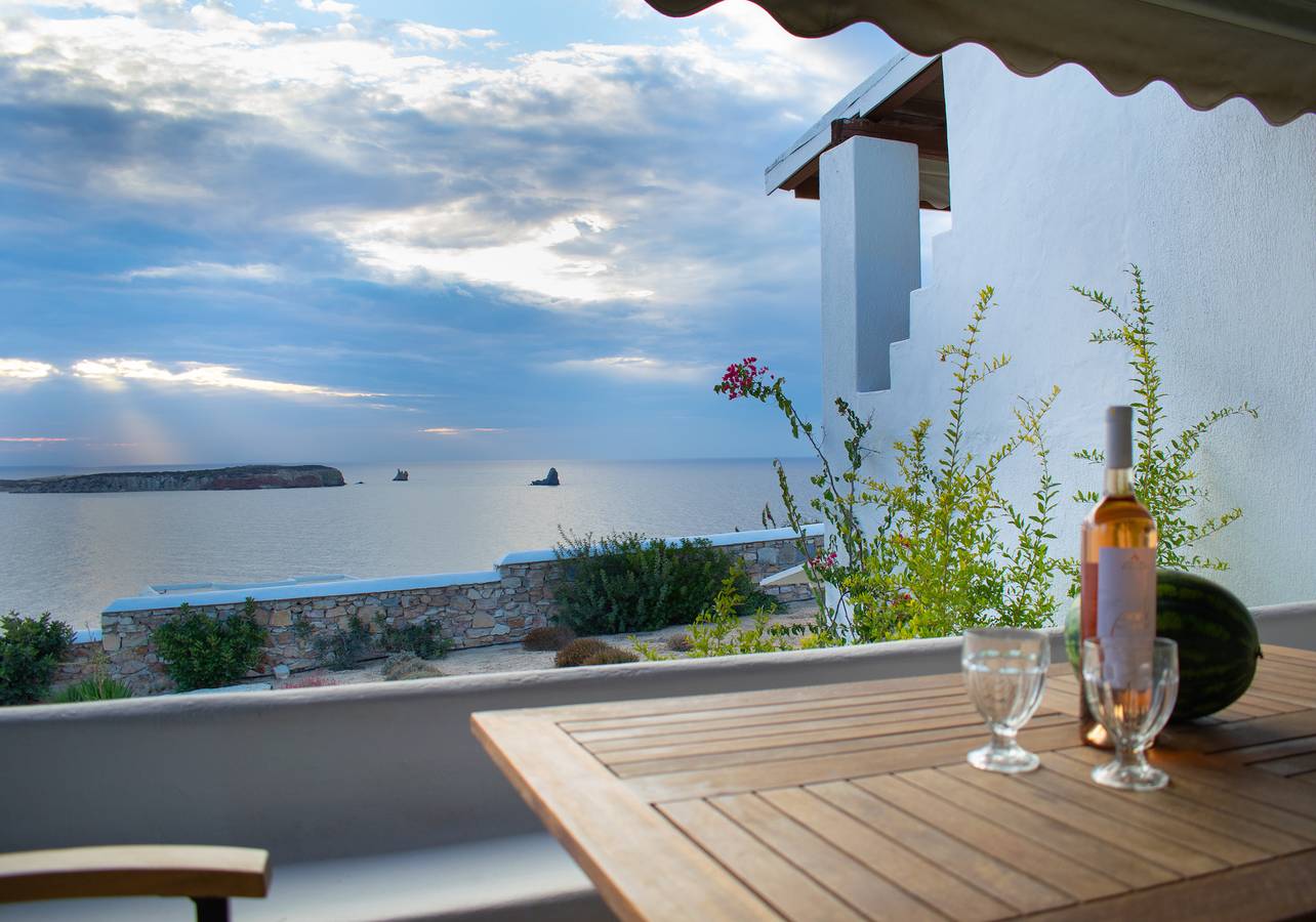 Holiday sunset Villa above the beach in Sarakiniko, Paros
