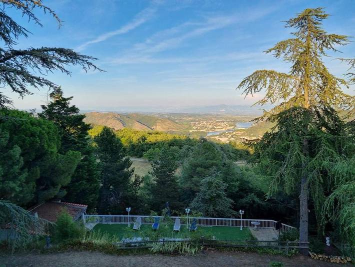 Chambre d’hôte pour 2 personnes, avec Terrasse et Jardin ainsi que Piscine et Vue