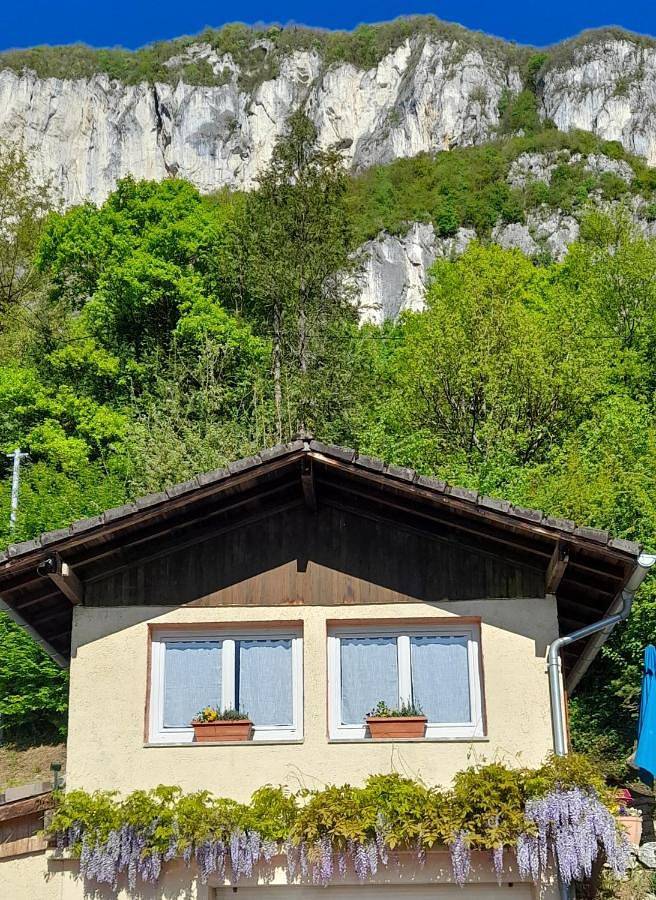 Gîte pour 2 personnes, avec terrasse et vue sur le lac ainsi que vue et piscine à Chindrieux - 3