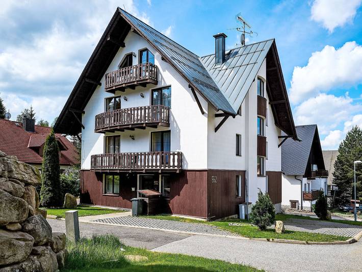 Ferienwohnung für 6 Personen, mit Balkon und Garten in Harrachov