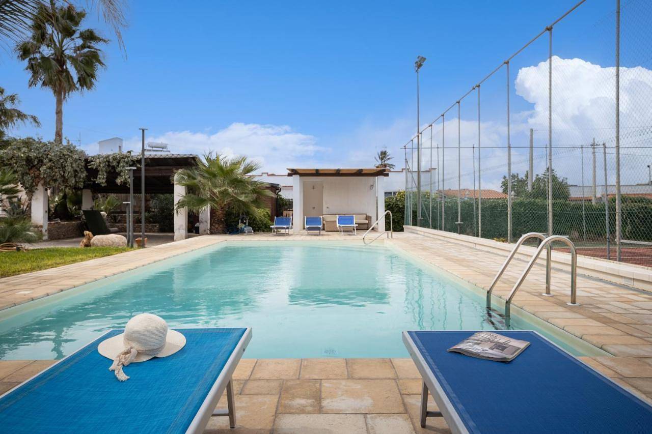 Villa a 300 Mt. dal Mare (Magaggiari) con campo da tennis in Terrasini, Provincia di Palermo